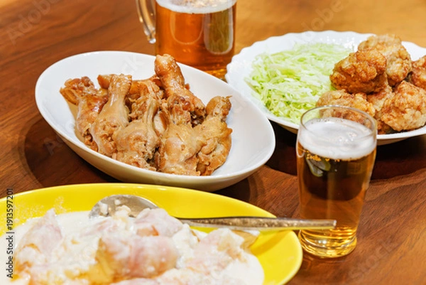 Obraz 鶏肉料理とビールの賑やかな晩酌の食卓