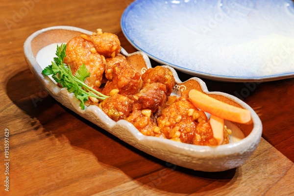 Obraz 和食器に盛り付けられた鶏肉の甘酢あんかけ風料理
