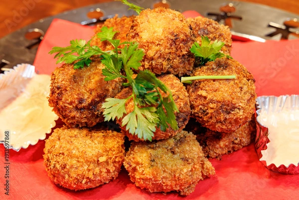 Obraz 赤いペーパーに山盛りにされたサクサクのコロッケ