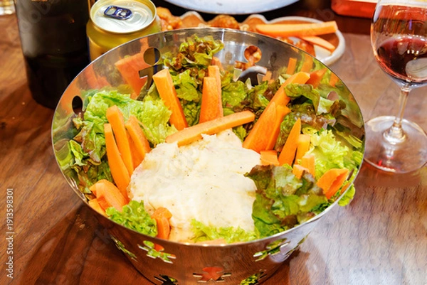 Obraz 人型デザインのボウルに盛られたスティックサラダとポテトサラダ