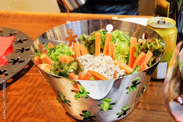 Obraz 人型デザインのボウルに盛られたスティックサラダとポテトサラダ