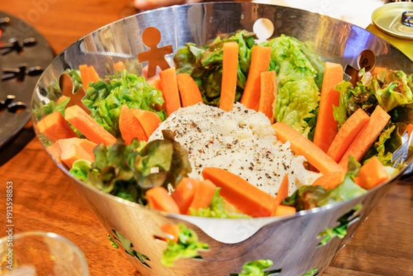 Obraz 人型デザインのボウルに盛られたスティックサラダとポテトサラダ