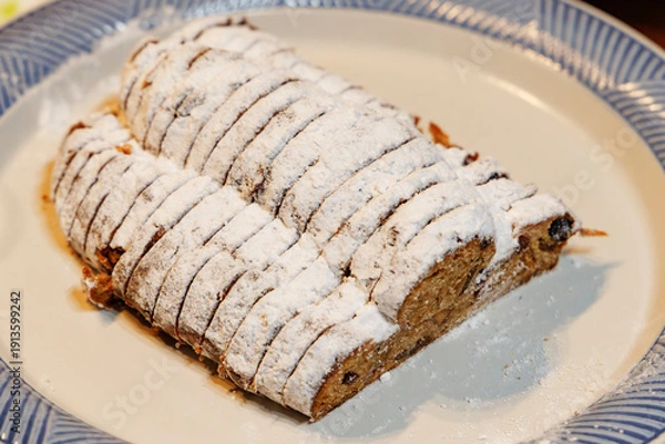 Obraz 粉糖をたっぷりかけたスライス済みのシュトーレン