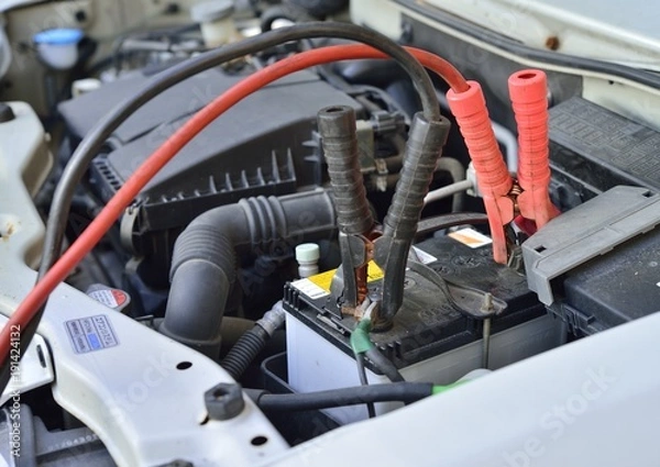 Obraz ブースターケーブルを使ってエンジン始動