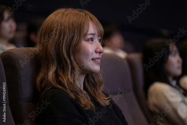 Obraz 映画館で映画を観ながら涙を流す女性