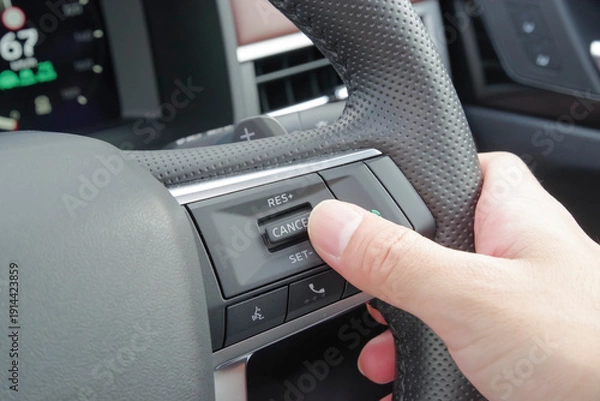 Obraz クルーズコントロールを操作する手元