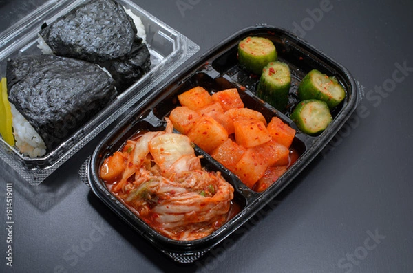 Obraz おにぎりとキムチセットで行楽気分