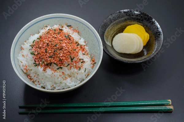 Obraz たらこふりかけご飯をべったら漬けとたくあんで食べる