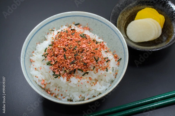 Obraz たらこふりかけご飯をべったら漬けとたくあんで食べる