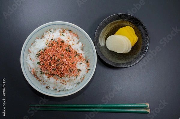 Obraz たらこふりかけご飯をべったら漬けとたくあんで食べる
