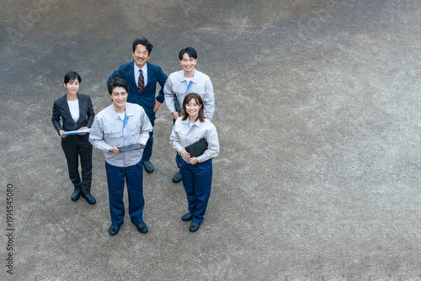 Obraz 屋外に並ぶ会社従業員の集合写真