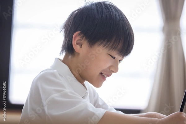 Obraz 笑顔で学習する男の子	