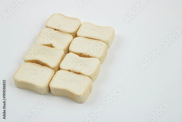 Obraz すき焼き用の麩が白背景に並ぶシンプルな写真