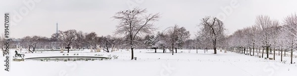 Fototapeta A panoramic view of a park in Paris under the snow