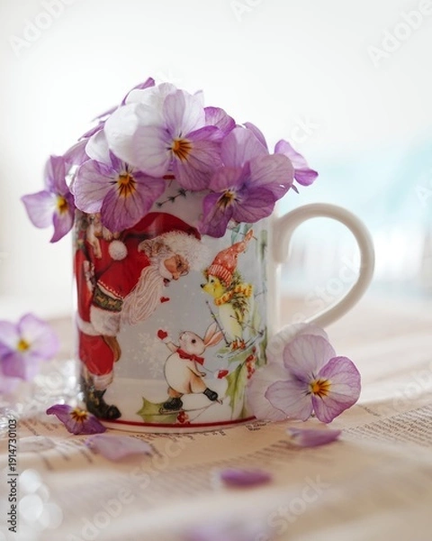 Obraz サンタさんのカップとビオラ花