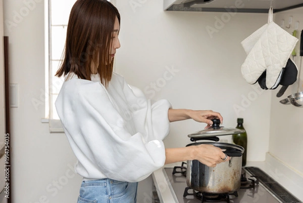 Obraz キッチンで料理する女性