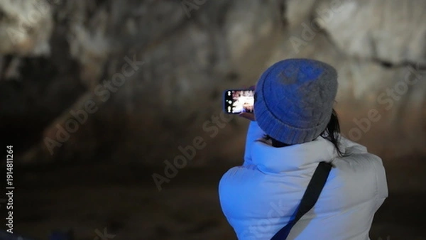 Obraz 秋芳洞と女性