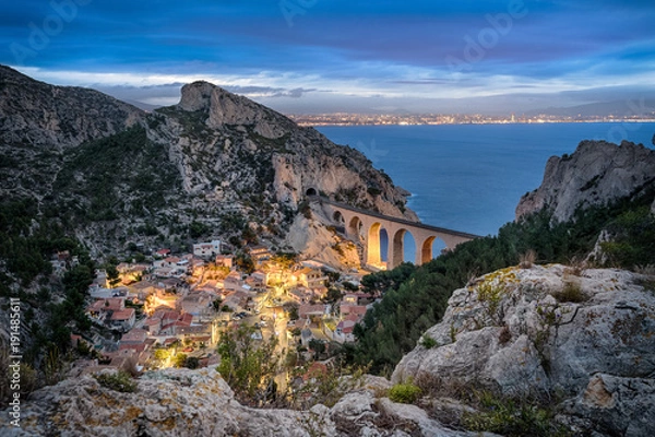 Fototapeta Calanque de la Vesse - dolina o stromych zboczach na wybrzeżu Morza Śródziemnego w pobliżu Marsylii w Prowansji we Francji