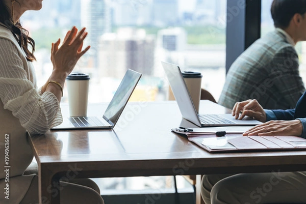 Obraz ロビーで面談するカジュアルなビジネスパーソンのグループ