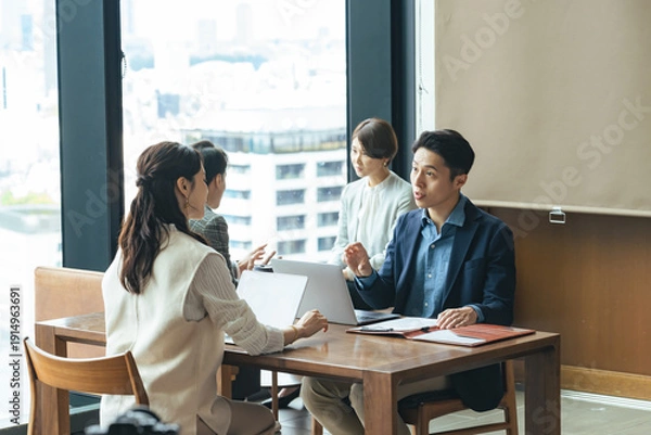 Obraz ロビーで面談するカジュアルなビジネスパーソンのグループ