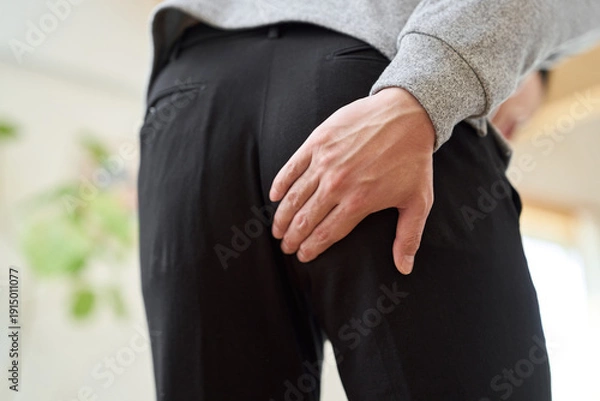 Obraz おしりが痛くて手を当てるアジア人男性