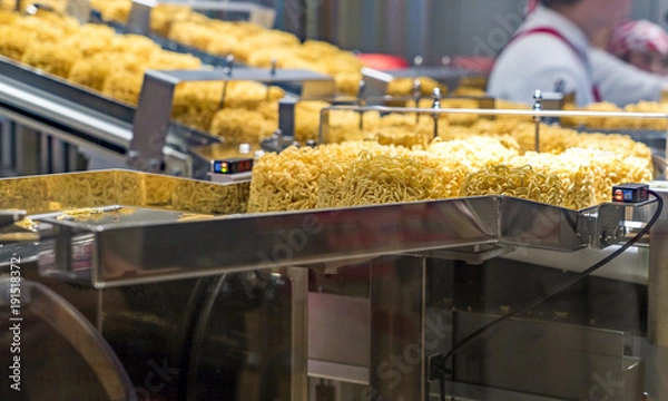 Fototapeta Makaron instant z powiększeniem na pasie transmisyjnym w produkcji