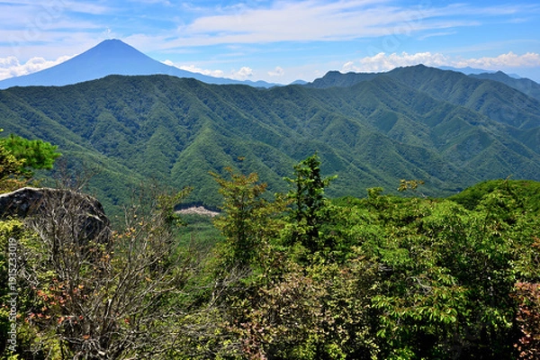Obraz 御坂山地の釈迦ヶ岳山頂より　夏富士と御坂山地の展望
