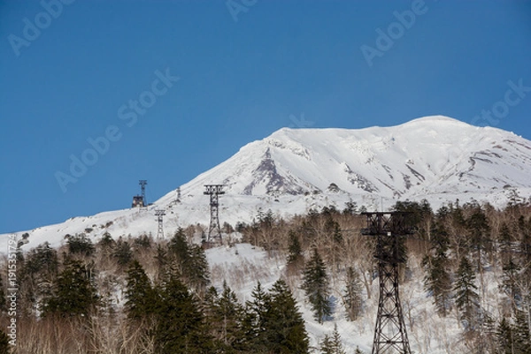 Obraz 春の晴れた日の雪山の山頂　旭岳

