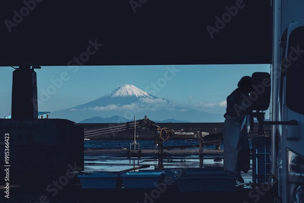 Obraz 静岡県焼津市の小川漁港のシルエットと建物の間から望む冬の富士山
