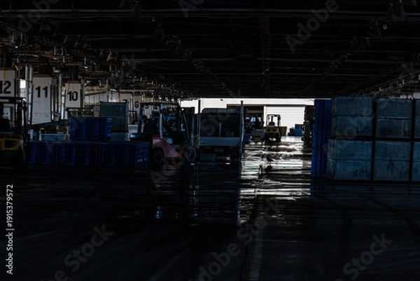 Obraz 静岡県焼津市の小川漁港にある魚市場内部に差し込む光とフォークリフトのシルエット
