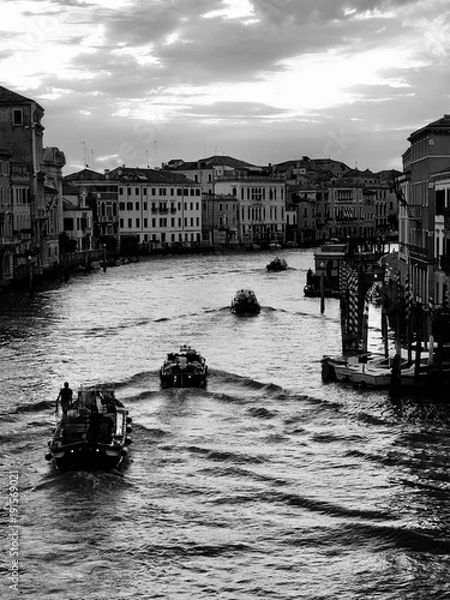 Fototapeta 朝焼けの運河 ベネチアにて