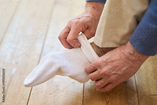 Obraz 靴下を履くアジア人シニア男性