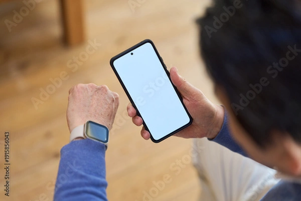 Obraz スマートデバイスで健康管理をするアジア人シニア男性