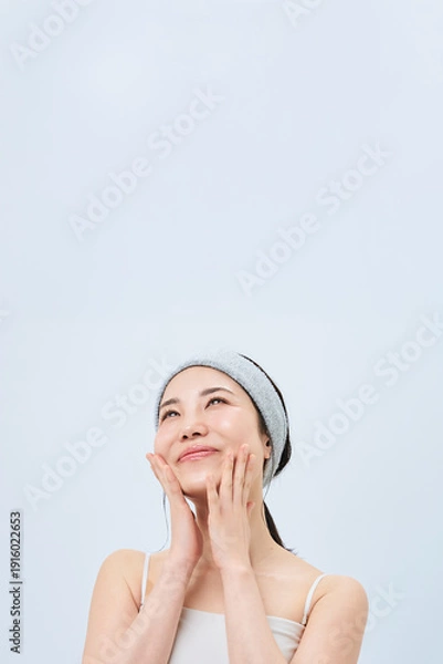 Obraz スキンケアをする若い女性