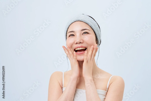 Obraz スキンケアをする若い女性