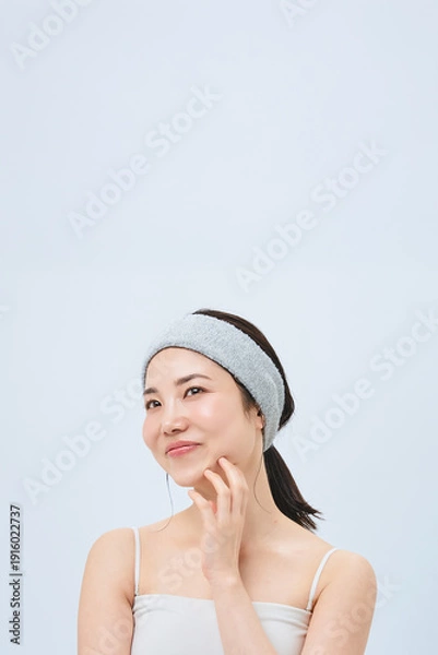 Obraz スキンケアをする若い女性