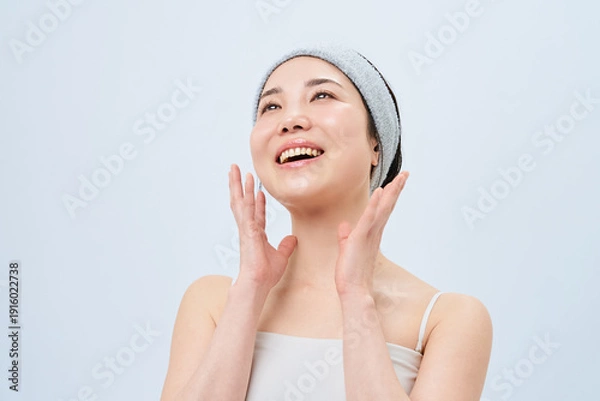 Obraz スキンケアをする若い女性