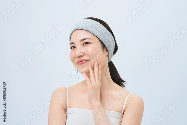 Obraz スキンケアをする若い女性