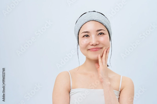 Obraz スキンケアをする若い女性