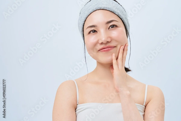 Obraz スキンケアをする若い女性