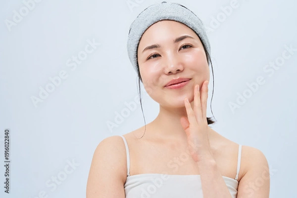 Obraz スキンケアをする若い女性