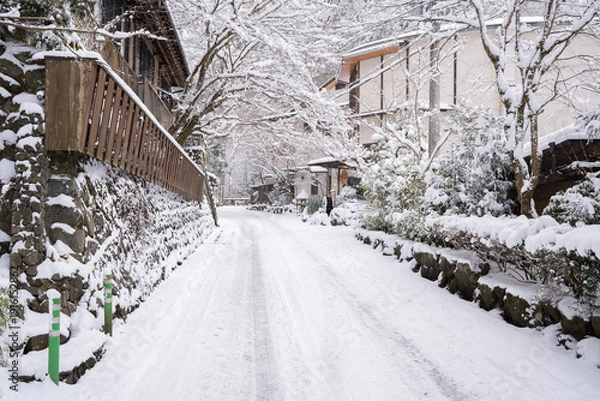 Obraz 雪の降り積もる雪の日の日本風景