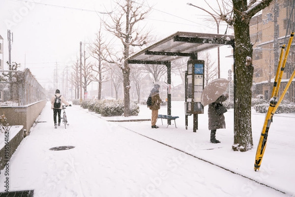 Obraz 雪が降る中バスを待つ人