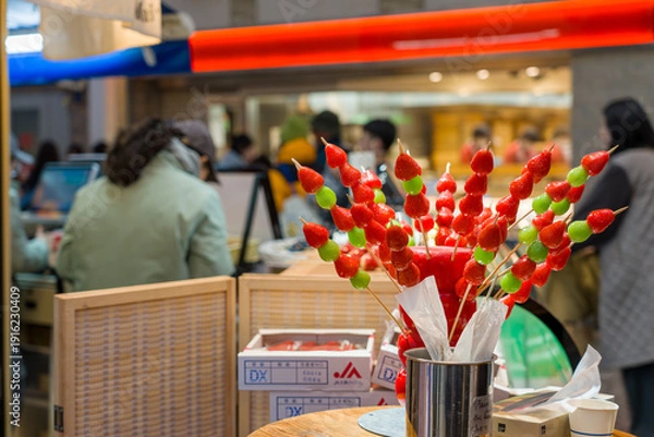 Fototapeta 日本で人気の市場で苺のスイーツを販売しているお店