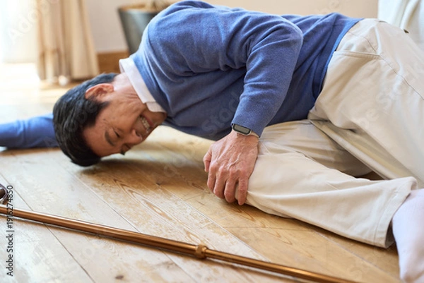 Obraz 骨粗鬆症で転ぶアジア人シニア男性