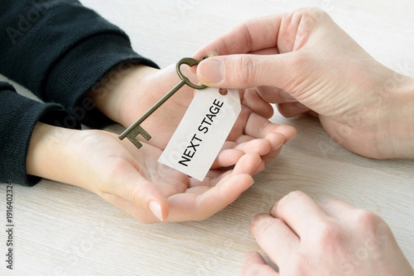 Fototapeta 子どもに次のステージの鍵を渡す親の手