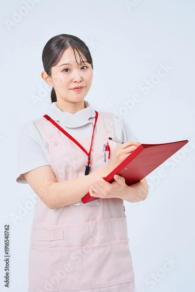 Obraz 白衣とエプロンを着た若い女性