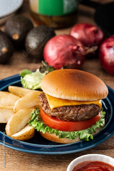 Obraz 木製テーブルに置かれたハンバーガーとフライドポテトのクローズアップ