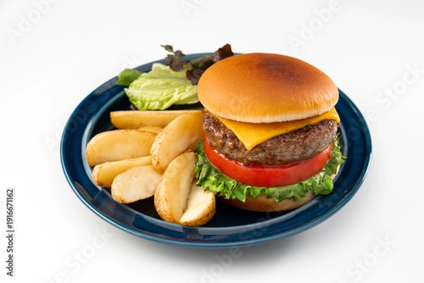 Obraz 白背景に置かれたチーズバーガーとフライドポテト