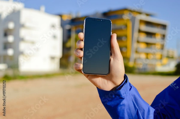 Fototapeta Zbliżenie na osobę za pomocą telefonu komórkowego do technologii komunikacji makiety tła. Projekt wyświetlacza smartfona w przemyśle